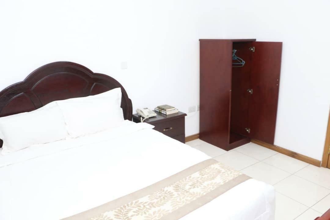 Luxury West Hotel Adenta Zewnętrze zdjęcie