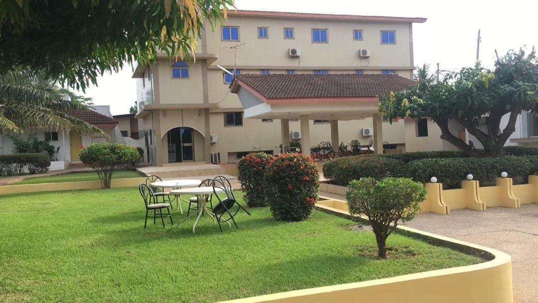Luxury West Hotel Adenta Zewnętrze zdjęcie
